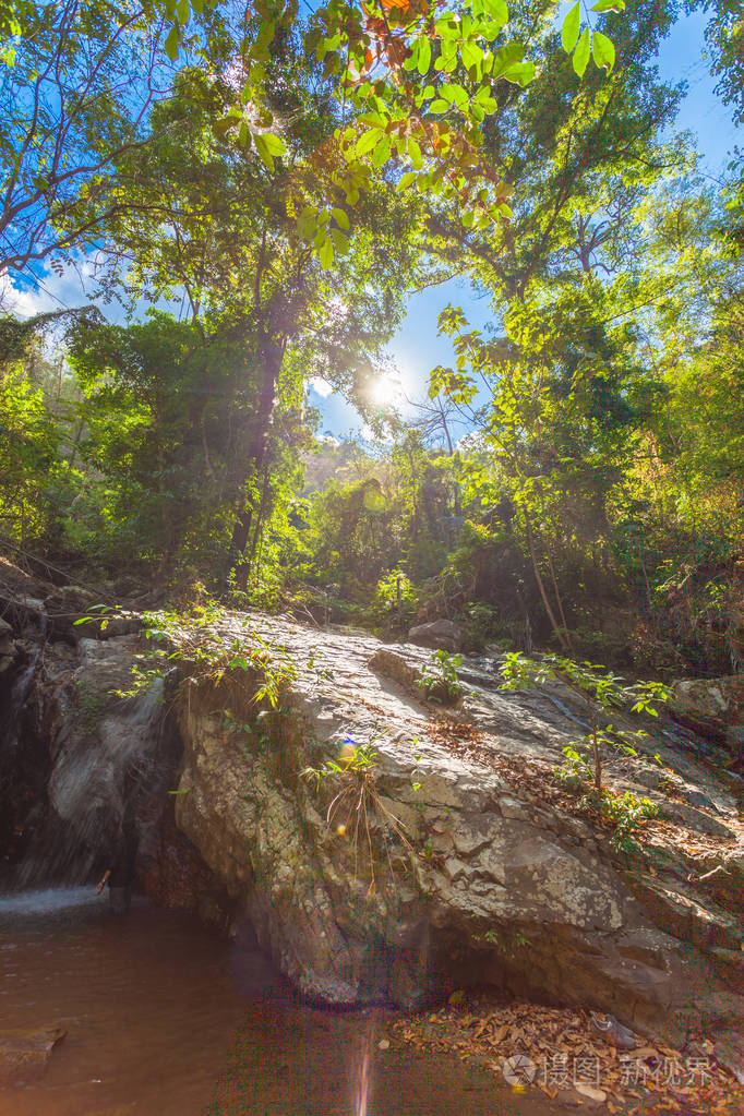 洞内是钟乳石的钟乳石形状美丽 这是一个满是蝙蝠的洞穴 沿着洞穴一侧穿过一条小运河 那里有一座横跨运河的游客桥 山洞的名字是北 照片 正版商用图片0qnxhx 摄图新视界