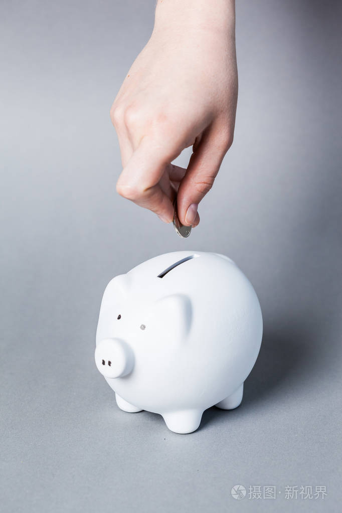 将硬币放入存钱罐