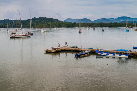 Portobelo, 巴拿马2016年5月28日 在巴拿马 Portobelo 村航行艇和码头