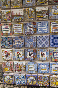 在葡萄牙里斯本的一家街头商店前, 传统装饰瓷砖作为纪念品出售。