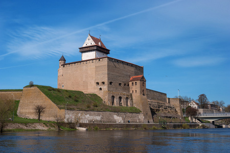 纳尔瓦，爱沙尼亚赫尔曼城堡视图从纳尔瓦河