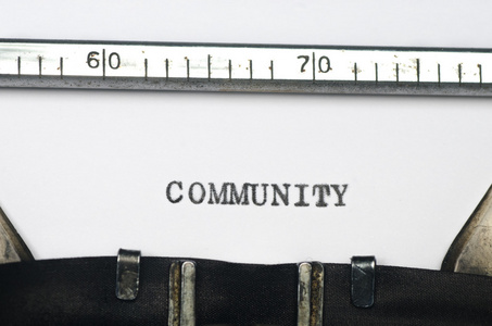 社区在旧打字机上键入的词图片