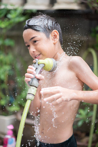 小男孩玩水飞溅