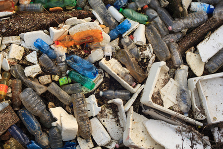 积累的垃圾城市生活垃圾的视图照片