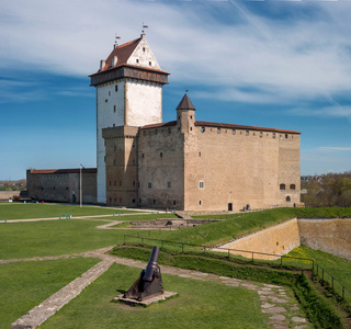 纳尔瓦，爱沙尼亚赫尔曼城堡上河岸，对面伊万格罗德堡垒