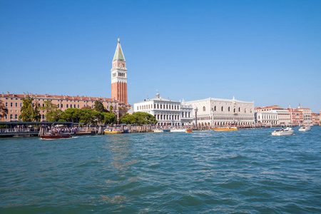 在这美丽的威尼斯，意大利的风景。很多吊船顺流而下的运河之一