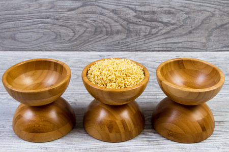 各种组合的木制背景 麻袋 竹碗面食。饮食和营养的概念