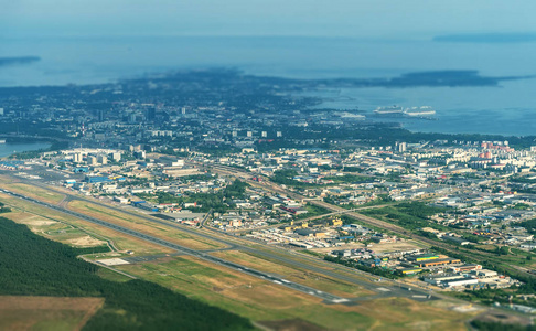 从飞机上看至塔林机场和 Lasnamae 区