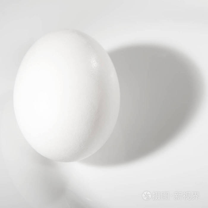 白底白色的鸡蛋在白色的背景上