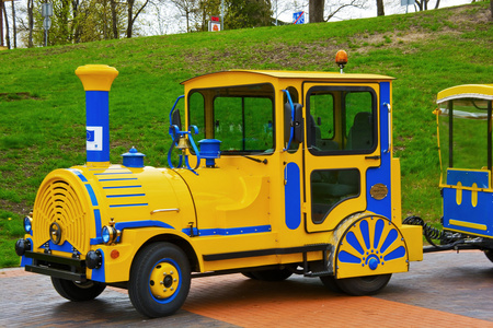 黄色蓝色蒸气机车火车快乐图片
