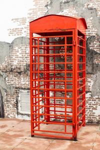 红电话箱前砖墙砌块
