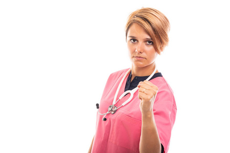 女性兽医肖像身穿粉红色磨砂显示拳头在白色背景下与 copyspace 广告区隔离