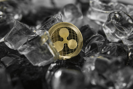 冰背景上的金色波纹硬币。冬季交换的概念。冻结。Blockchain 矿业。数字货币和虚拟 cryptocurrency 概念。I