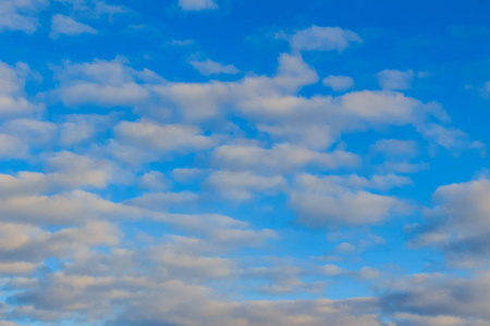 从天空鸟瞰图美丽的 cloudscape。从天上和云层上看自然美景。从飞机窗口的白云和蓝天视图。天空中的阳光照耀在云彩上