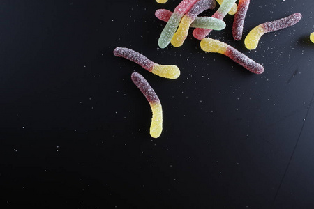 黑色背景下的果酱蠕虫照片