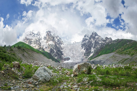 令人惊叹的山高加索景观的山峰 Tetnuldi, Gistola 和 Dzhangi头和冰川 Lardaad 在上斯瓦涅季亚