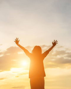 年轻女人举起的手,她的成功,人生的成功理念照片