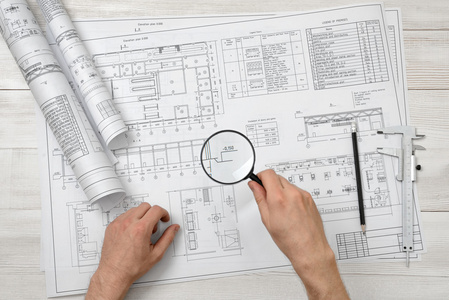特写手中建筑师同时工作过程用放大镜