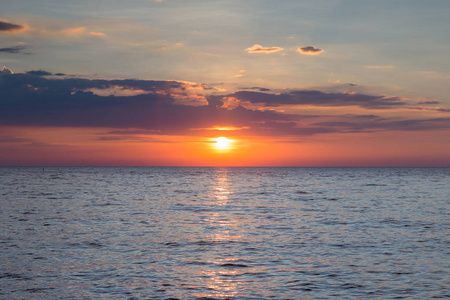 夕阳与海的照片图片