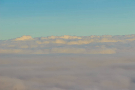 从天空鸟瞰图美丽的 cloudscape。从天上和云层上看自然美景。从飞机窗口的白云和蓝天视图。天空中的阳光照耀在云彩上