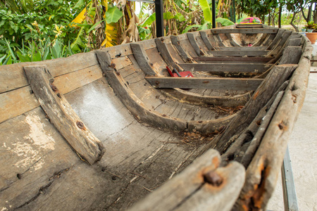 旧木船损坏