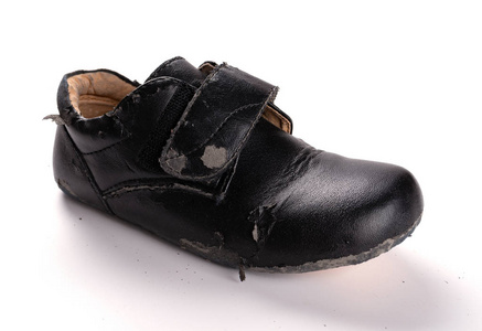 特写断裂妇女皮鞋需要修复一只新皮鞋和一只破损的旧皮鞋破女鞋绦写