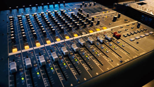 模拟音频混音器控制器面板机, 用于数字录音和最终组合, 可视化在大演播室拍摄视频或电影制作过程中