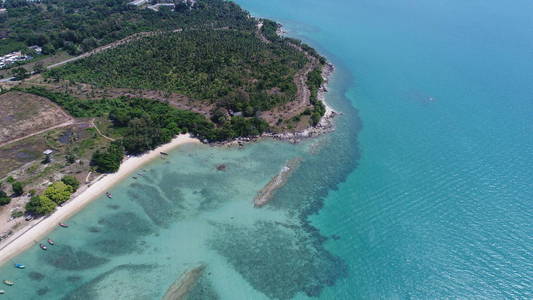 空中无人驾驶的照片大海和沙滩普吉岛海岸线