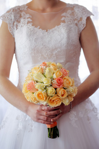 玫瑰花束户外婚礼的新娘