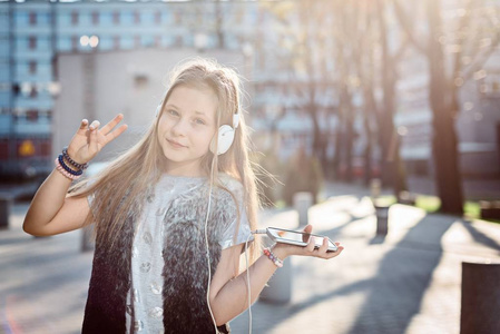 女孩子从她的智能手机听音乐图片