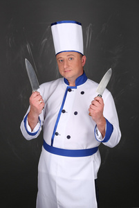 厨师穿着工作服拿着刀