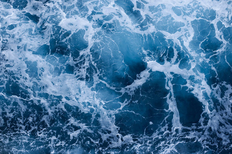 海面上美丽的蓝色波浪照片