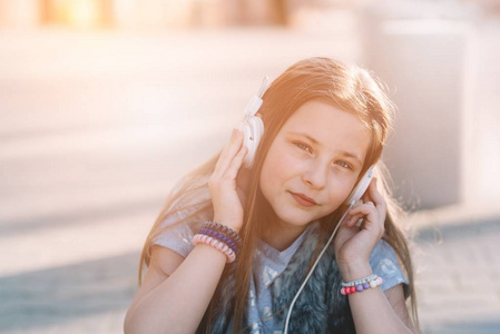 10 年岁快乐的女孩孩子听听音乐