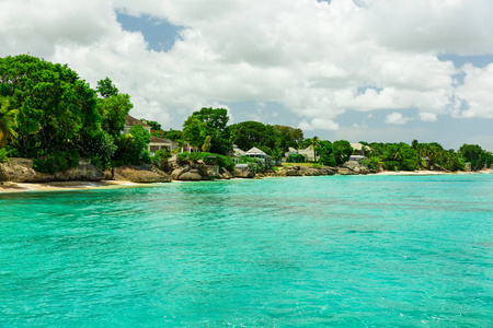 阳光明媚的加勒比海巴巴多斯岛, 拥有蓝色的水和游艇