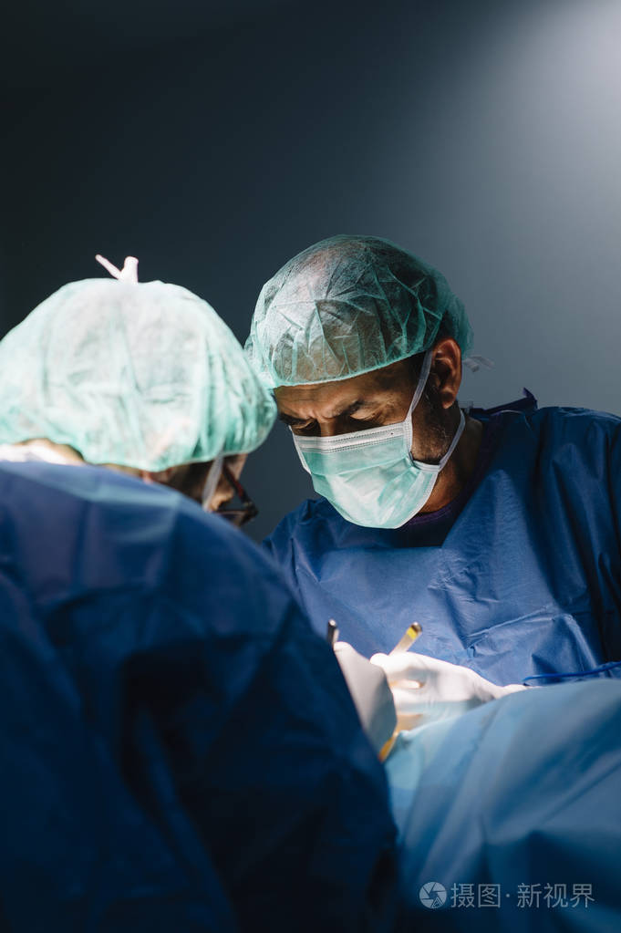 手术室做手术的外科医生