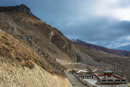 美丽的山风景与一个小寺庙在郊区 Muktinath 村庄, 尼泊尔