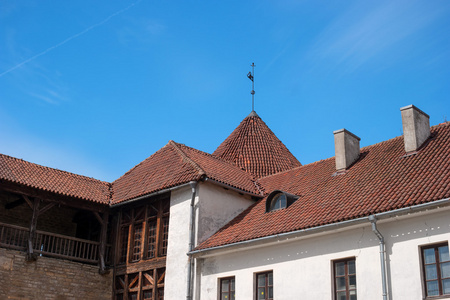 纳尔瓦，爱沙尼亚赫尔曼城堡。平铺的城堡周围的建筑物的屋顶。特写