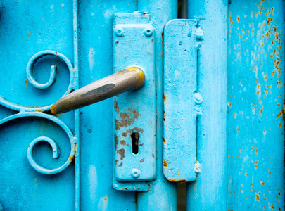 钥匙锁老缝合在蓝色门
