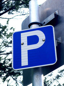 带有箭头蓝色和白色 P 符号的停车标志