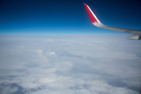 云层和从飞机窗口中看到的天空