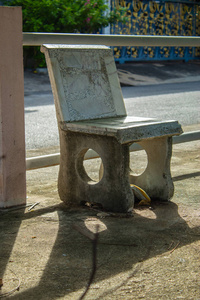 公园里的椅子座石