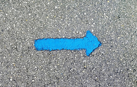 道路上的蓝色箭头交通方向