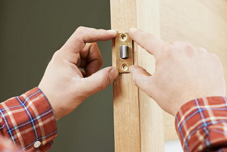 锁具安装木工手图片