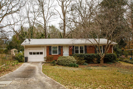 小屋顶屋顶有碟的砖砌小平房照片