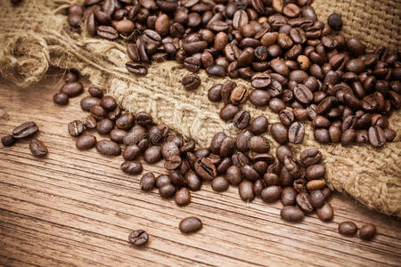 木质背景的新鲜咖啡豆
