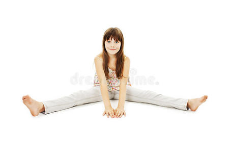穿着牛仔裤坐在地板上的漂亮小女孩