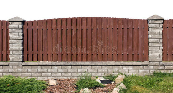 篱笆碎片从木板和砖块上