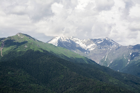 美丽的山风景与雪