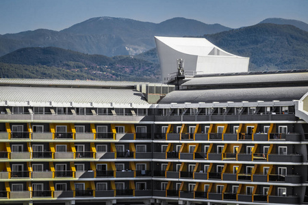 有山的大现代旅馆在背景上