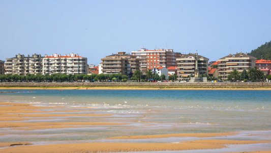 西班牙海岸背景下的桑托尼亚镇的视图。西班牙坎塔布里亚